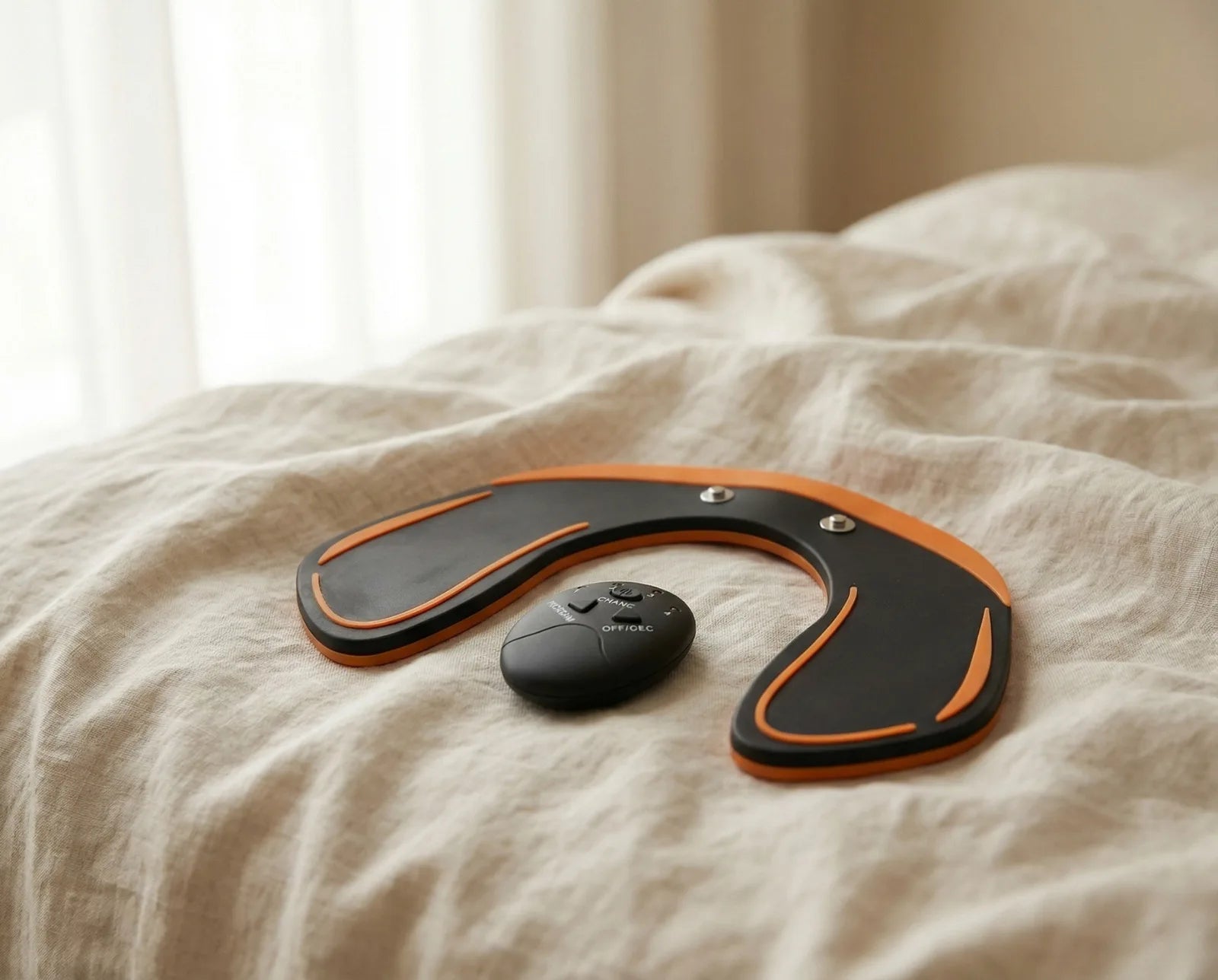 Trener EMS dna miednicy z bezprzewodowym pilotem na beżowym lnie